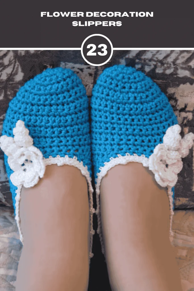 The Flower Decoration Crochet Slippers pattern series is a simple slipper that charms and stylizes by attaching crocheted flowers. 